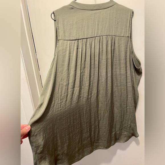 Vince Camuto. Plus size 2x. Green V-neck sleeveless georgette top. - Picture 5 of 5